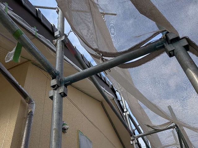 屋根役物取り替え工事で補強したケラバ部の下地に袖瓦を設置した状況