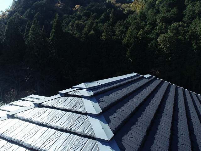 平板瓦屋根の大棟に取り付けられた板金役物の劣化状況