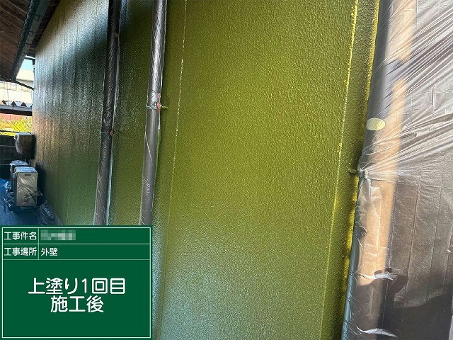 モルタル外壁塗装工事の中塗りが完了した仕上がり状況