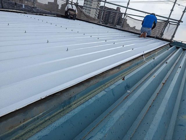 屋根カバー工法でタイトフレームの上に折板屋根を被せて固定