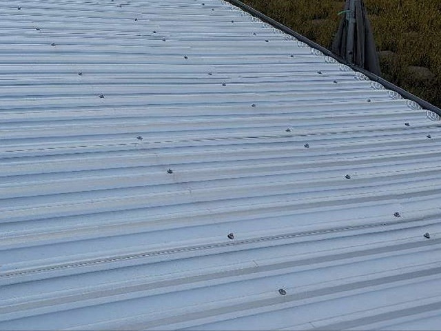 波型スレート屋根へのカバー工事で折板屋根の2段目施工状況