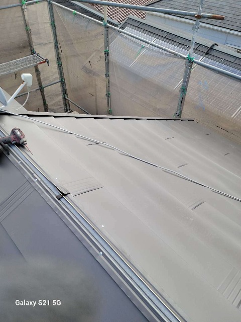 ガルバリウム鋼板屋根をビスで固定している様子