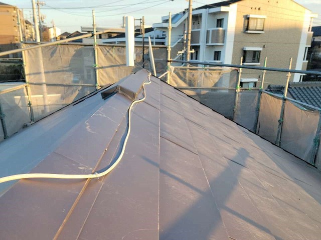 棟板金や換気棟を設置して屋根カバー工法メンテナンスの完成