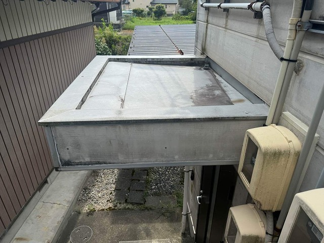 店舗建物の庇板金にサビなどの劣化状況を確認