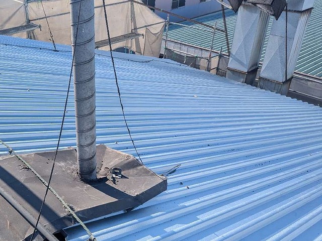 カバー工法による工場建物屋根改修工事の折板屋根本体の設置が完了