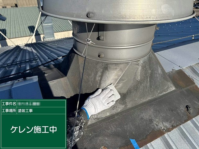 工場建物屋根改修工事のダクト部に対するケレン作業