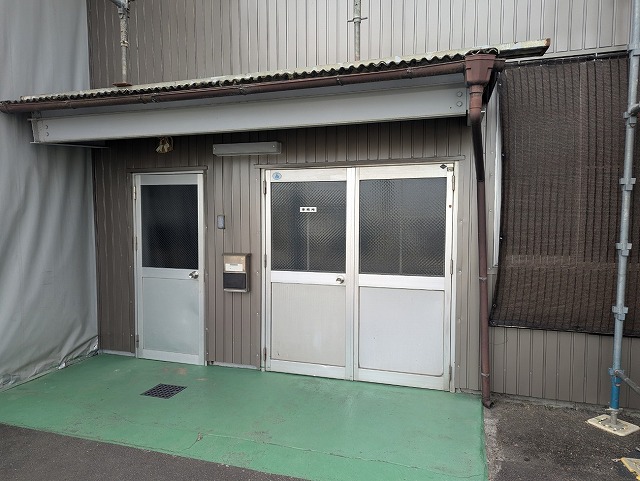 工場建物の外壁カバー工法で開口部まわりの専用役物部材取り付け状況
