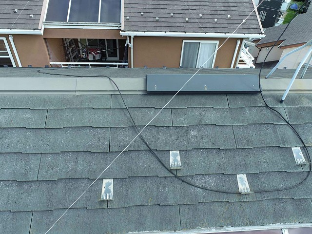 スレート屋根の塗膜剥がれや雪止め金具の劣化を確認した現場調査