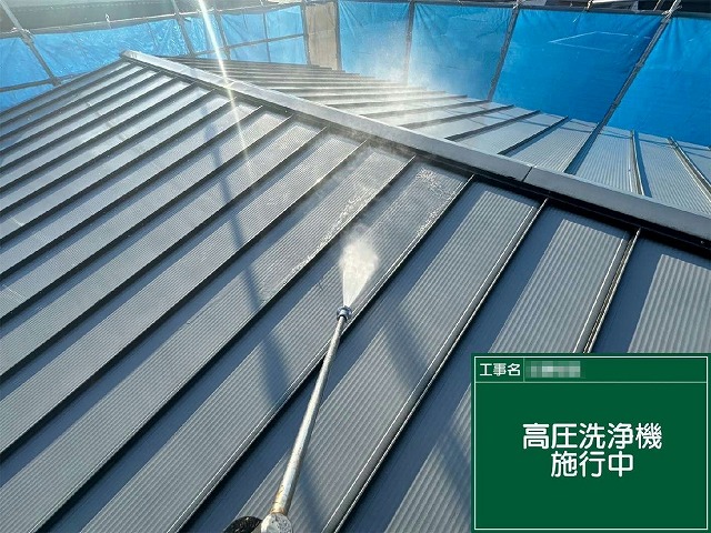 ガルバリウム鋼板屋根塗装工事で塗料の密着性を高める高圧洗浄