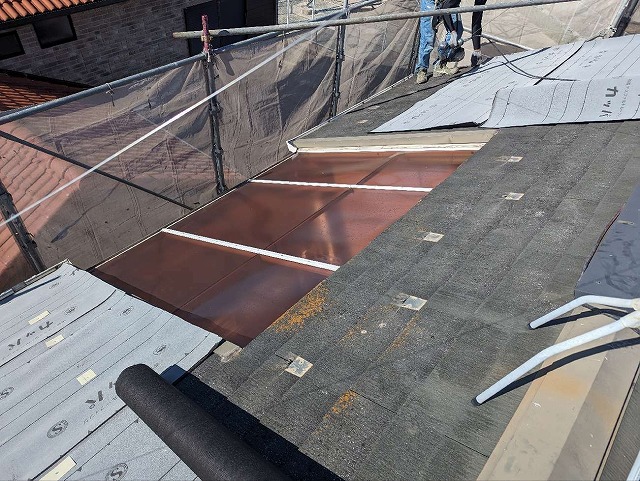 スレート屋根の上にカバー工法による防水シート張り