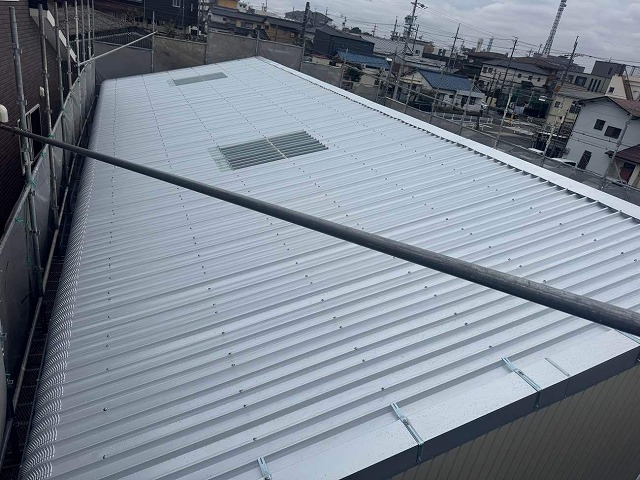 倉庫建物波型スレート屋根への折板屋根を用いたカバー工事の完成