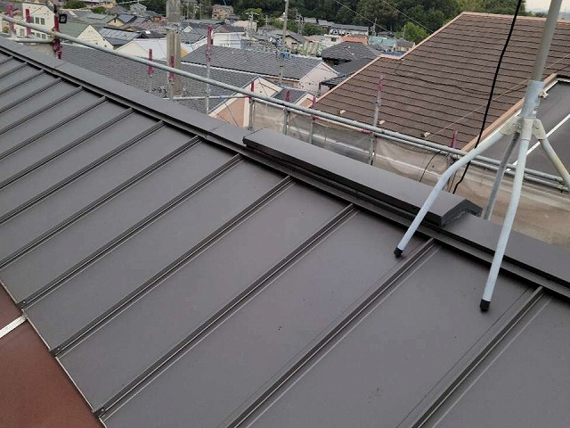 立平葺きによる屋根カバー工事で棟板金と換気棟を設置した状況