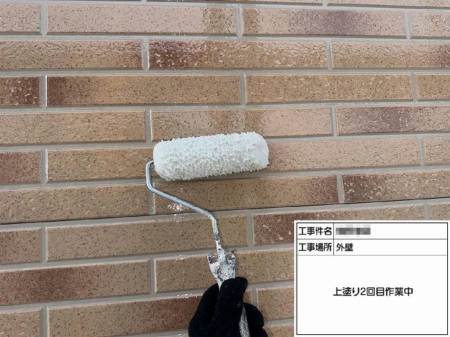 住宅外壁塗装工事のタイル外壁クリヤー塗装2回目上塗りの様子