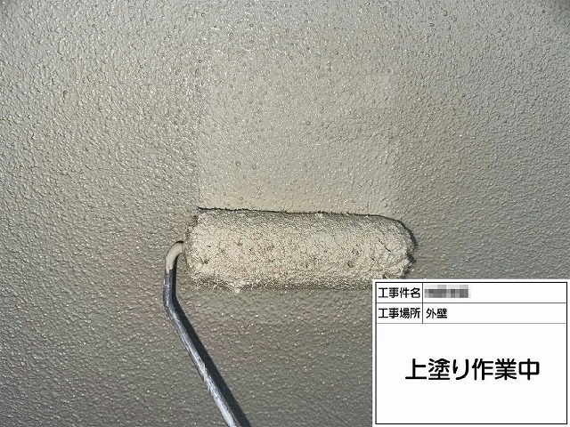 住宅外壁塗装工事のサイディング外壁への上塗り工程