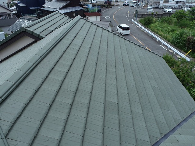 ドローンを用いた住宅屋根の点検で漆喰のひび割れを確認