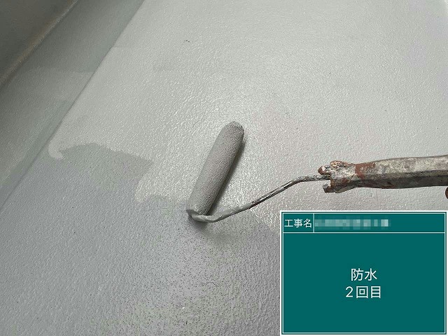 ベランダ防水トップコート塗り替え工事の2回目塗布状況