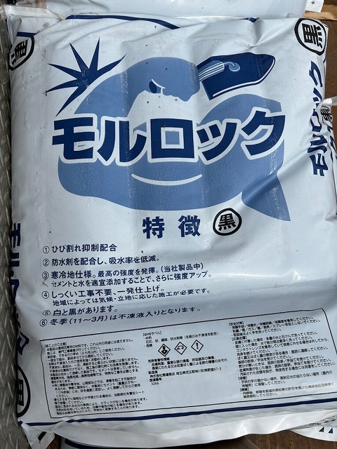 棟部板金部材取り替え工事の土台部構築で使用する漆喰材「モルロック」