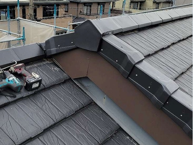 住宅の破風板に対するガルバリウム鋼板巻き工事が完成