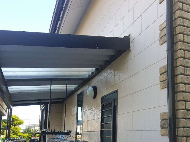 住宅の現場調査でサイディング外壁の経年劣化を確認