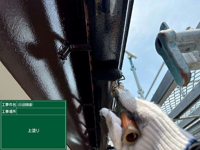 「エスケー一液NADウレタン」を用いた軒樋への塗装の様子