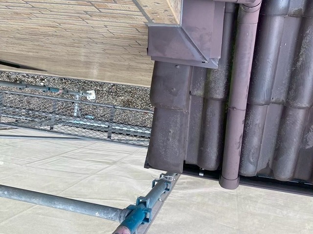 袖瓦取り直し工事の下屋根袖瓦の再設置が完了