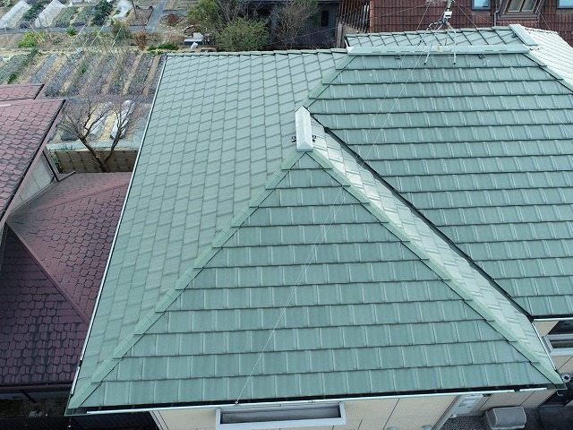 アパート建物の屋根調査で大棟や隅棟の板金部材の色あせを確認