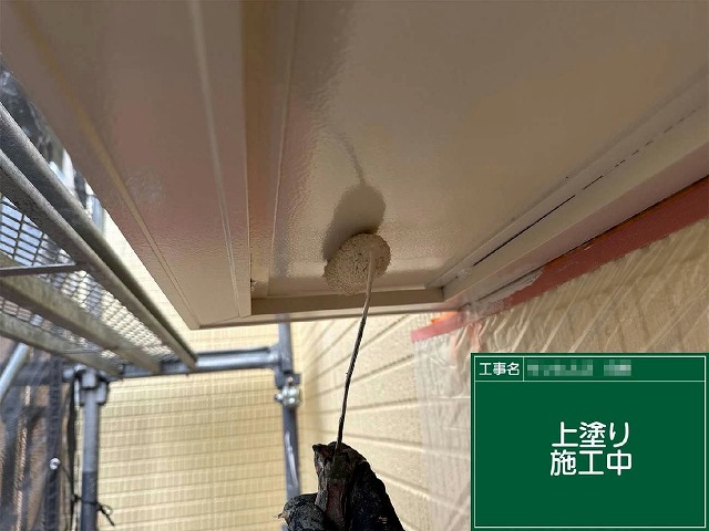 アパート外壁塗装工事のフラワーボックスへの1回目上塗り