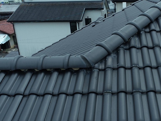 M型瓦屋根の漆喰に欠けなどの経年劣化を確認したドローン調査