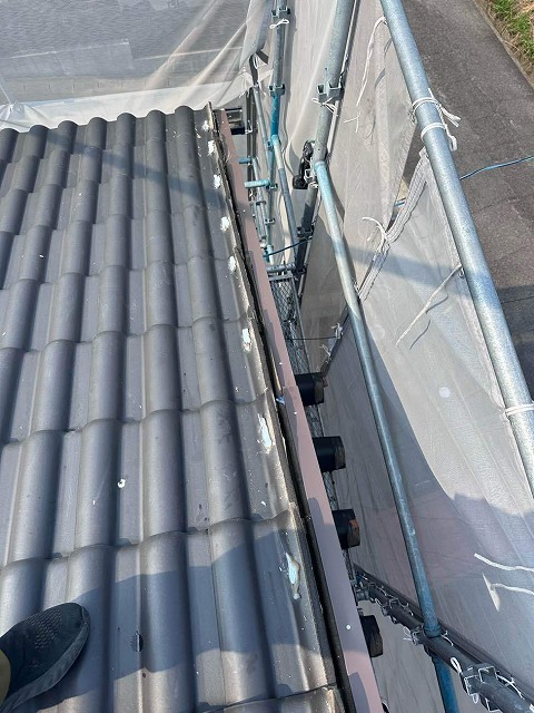 屋根袖瓦取り直し工事の木下地への水切り板金取り付けが完了