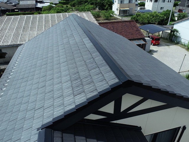 F型瓦屋根に設置されている棟板金の劣化状況