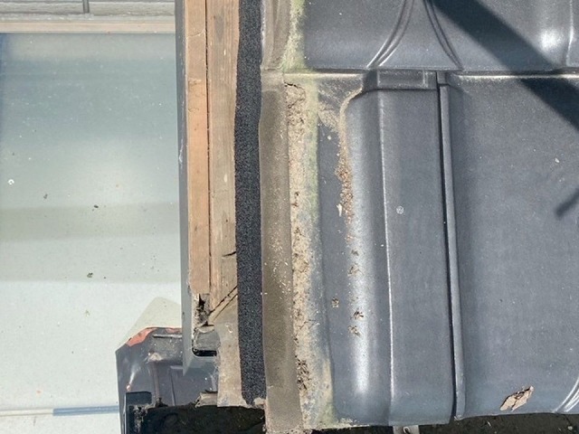 袖瓦取り直し工事で既存袖瓦を取り外した後の木下地劣化状況