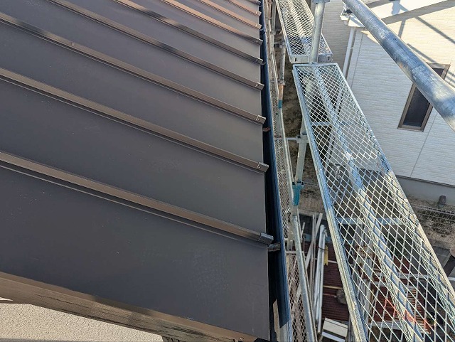 屋根カバー工事の金属屋根軒先端部への軒先キャップ取り付け