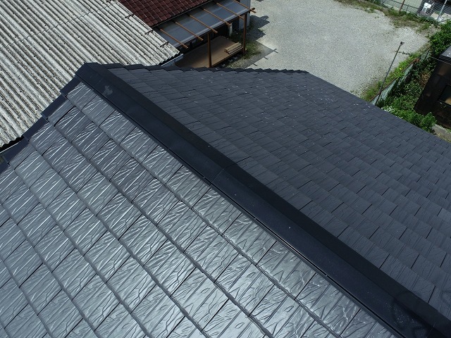 住宅屋根点検で平板瓦に設置されている棟板金に塗膜剥がれを確認