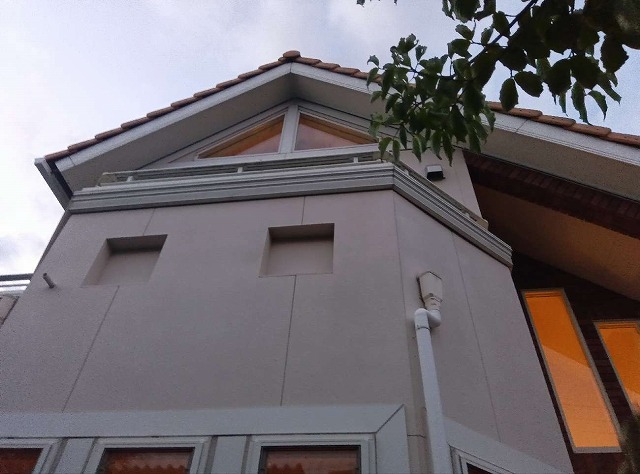 住宅の無料点検でベランダ下の幕板や窓まわりのモール材に劣化を確認