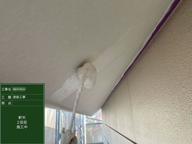 住宅外壁塗装工事の軒天塗装2回目施工の様子