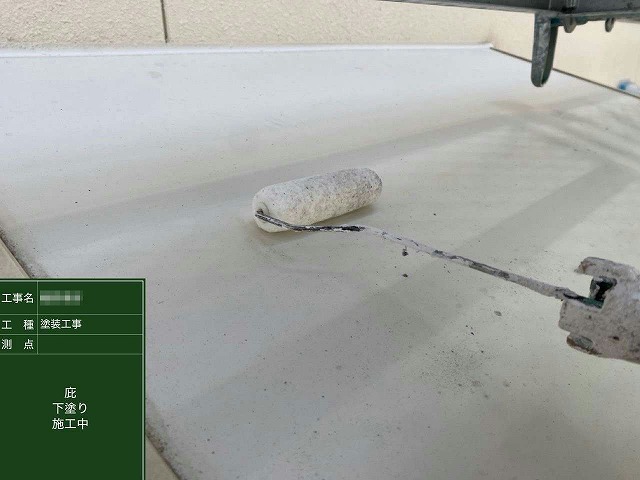 外壁塗装工事の庇塗装サビ止め下塗り