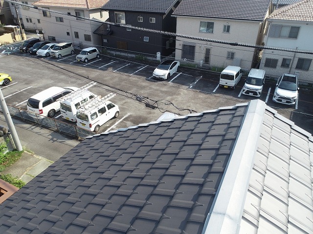 陶器瓦屋根に設置されている棟板金の劣化状況を確認