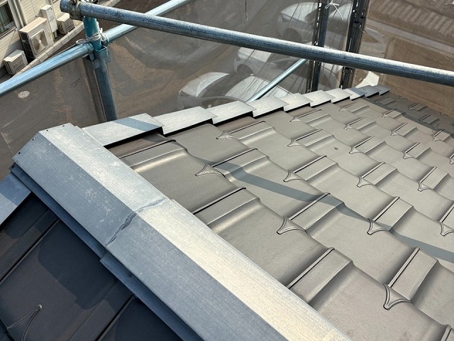 板金役物取り替え改修工事を行うための足場設置が完了した状況