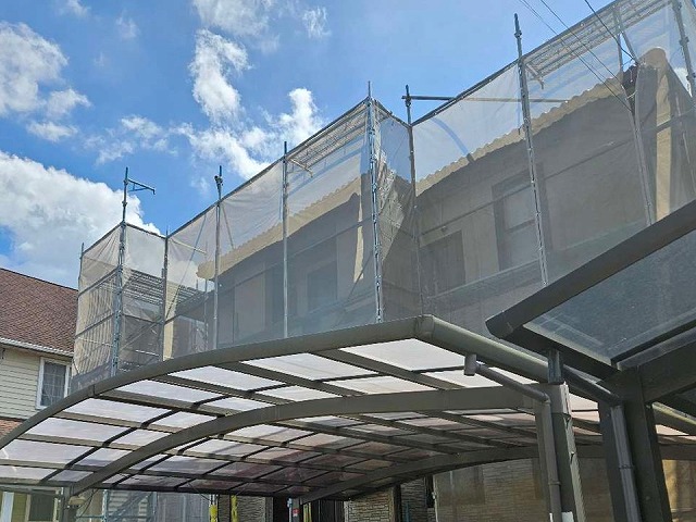 住宅屋根棟瓦取り直し工事の足場設置が完了