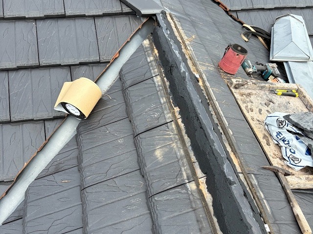 棟部役物取り替え改修工事の大棟土台部構築