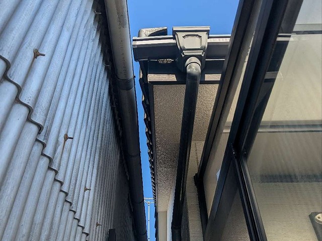 貸倉庫の波型スレート外壁のフックボルトサビを確認した現場調査