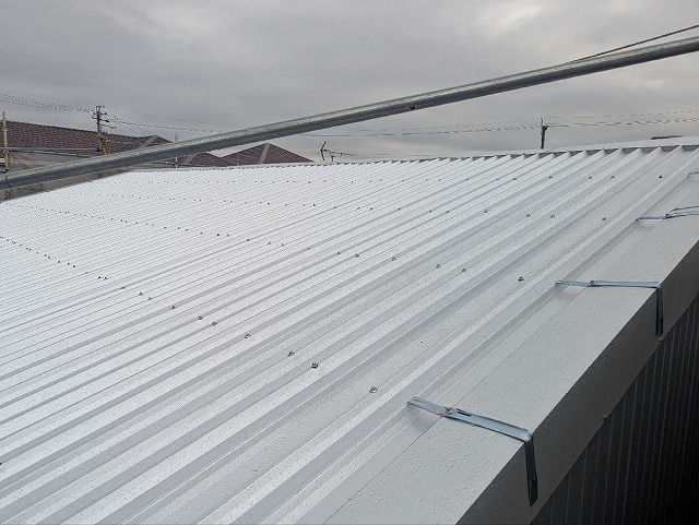 貸倉庫屋根カバー工事の板金役物の設置が完了