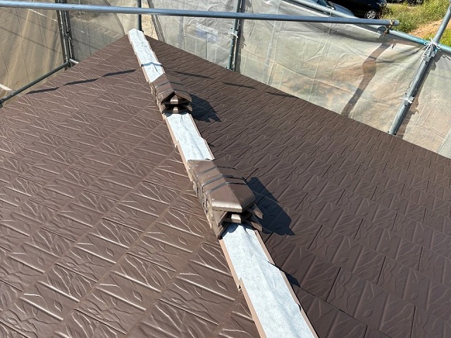 隅棟部の差し棟板金へカバー設置する瓦役物の搬入状況