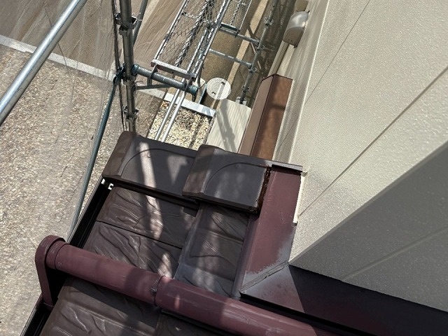 ケラバ部役物取り替え改修工事の下屋根への袖瓦設置状況