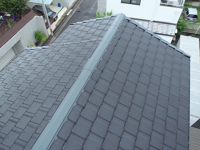 住宅屋根の無料点検で棟板金の色あせを確認