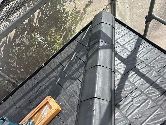 棟瓦取り直し工事の下屋根への棟瓦再設置が完了