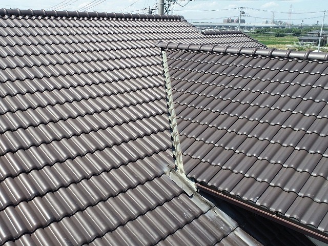 住宅屋根の無料点検で谷板金の色あせや塗膜剥がれを確認