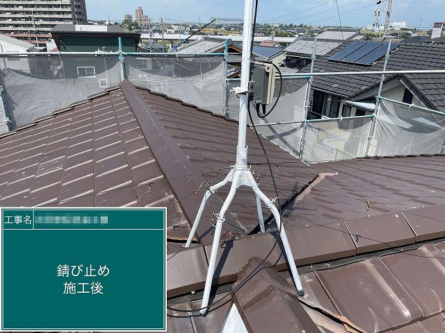 アンテナの支柱や土台金具に対する塗装工程の下塗りが完了