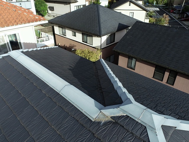 住宅平板瓦屋根の無料点検で棟板金のコーキング劣化を確認