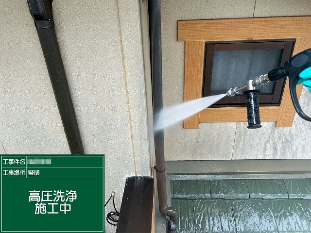 雨樋などの付帯部に高圧洗浄を行い密着性を高める下地処理をしている施工の様子
